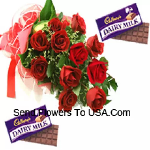Bündel von 12 roten Rosen mit saisonalen Füllstoffen sowie sortierten Cadbury-Schokoladen
