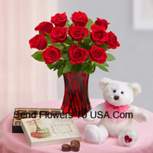 12 rote Rosen mit etwas Farn in einer Glasvase, ein niedlicher 12 Zoll großer weißer Teddybär und eine importierte Schachtel Schokolade