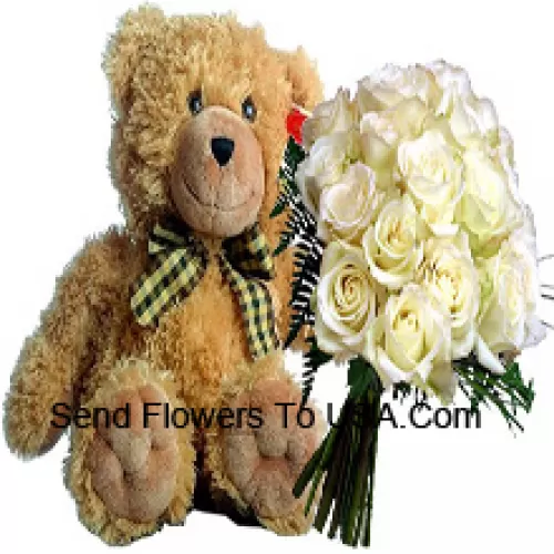 Bouquet aus 18 weißen Rosen mit saisonalen Füllern und einem niedlichen, 14 Zoll großen braunen Teddybären