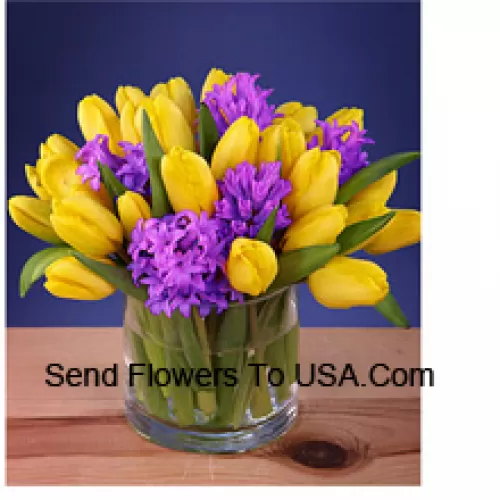 Gelbe Tulpen wunderschön in einer Glasvase arrangiert - Bitte beachten Sie, dass im Falle der Nichtverfügbarkeit bestimmter saisonaler Blumen diese durch andere Blumen von gleichem Wert ersetzt werden.