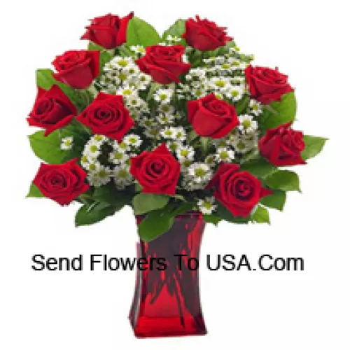 12 Rosas Rojas con Algunos Helechos en un Florero de Vidrio