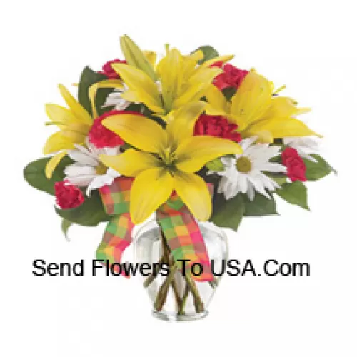 Gigli gialli, garofani rossi e adatti fiori bianchi stagionali disposti splendidamente in un vaso di vetro