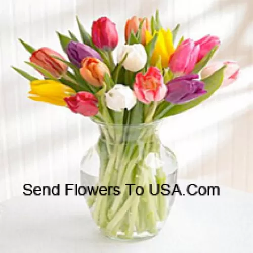 Tulipani Colorati Misti in un Vaso di Vetro - Si prega di notare che in caso di non disponibilità di certi fiori stagionali, gli stessi saranno sostituiti con altri fiori dello stesso valore