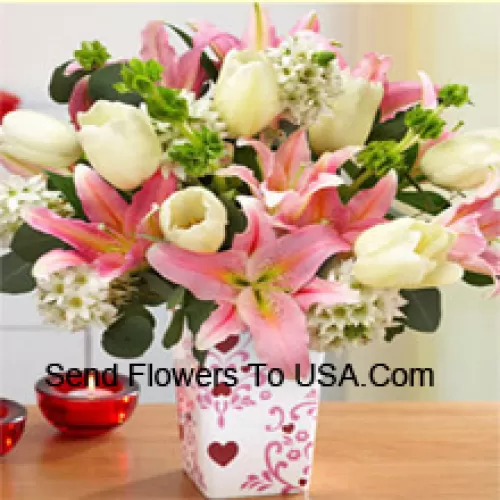 Lirios rosados y tulipanes blancos con rellenos blancos variados en un jarrón de cristal - Tenga en cuenta que en caso de no estar disponibles ciertas flores de temporada, serán sustituidas por otras flores de igual valor