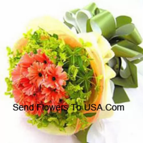 Un magnifique bouquet de 18 gerberas orange avec des remplissages saisonniers