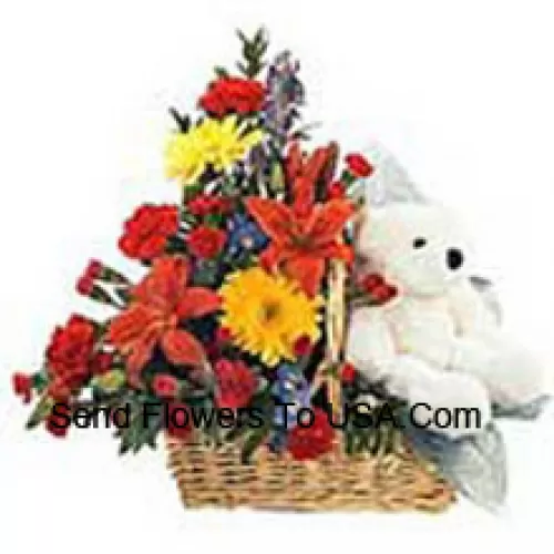 Korb mit verschiedenen Blumen und einem niedlichen Teddybär