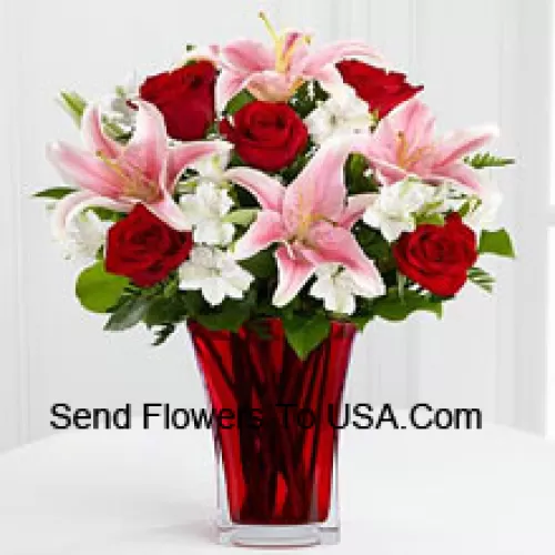 6 rosas rojas y 5 lirios rosados con relleno estacional en un hermoso jarrón de cristal