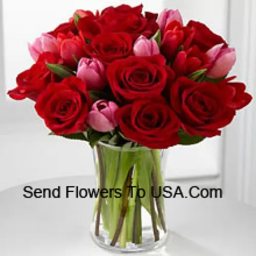 12 Rose Rosse e 6 Tulipani Rosa con Alcuni Riempitivi Stagionali in un Vaso di Vetro