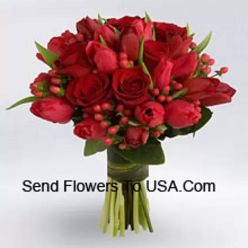 Ramo de rosas rojas y tulipanes rojos con relleno estacional rojo.