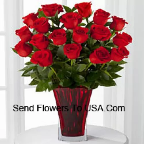18 Rose Rosse con Riempitivi Stagionali in un Vaso di Vetro Decorato con un Fiocco Rosa
