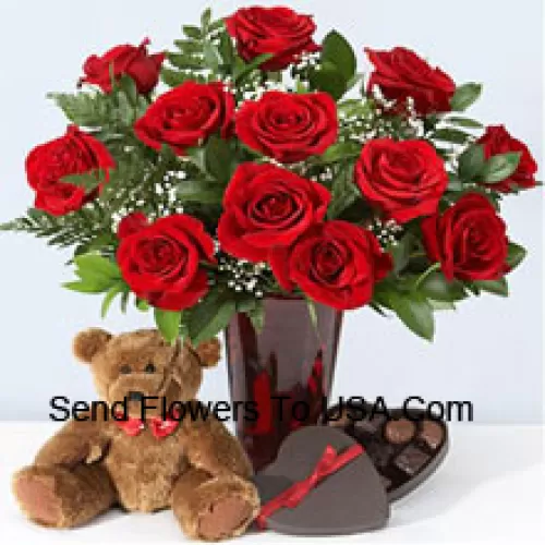 12 rosas rojas con algunas helechos en un jarrón, lindo osito de peluche marrón de 10 pulgadas y una caja de chocolate en forma de corazón.