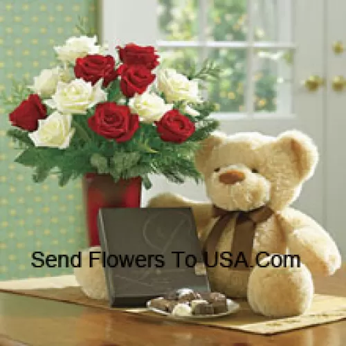 6 rosas rojas y 6 blancas con algunos helechos en un jarrón, un lindo peluche marrón claro de 10 pulgadas y una caja de chocolates